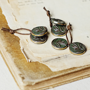 Botanical charms with gold 